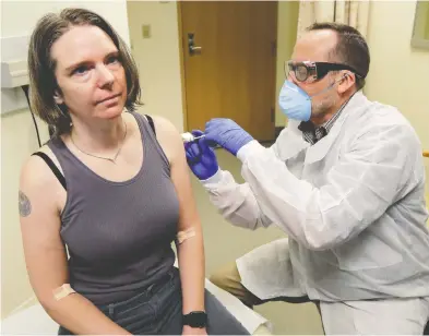  ?? TED S. WARREN / THE ASSOCIATED PRESS FILES ?? A pharmacist on March 16 gives Jennifer Haller the first shot in the first-stage safety study clinical trial
of a potential vaccine for COVID-19, the disease caused by the new coronaviru­s.