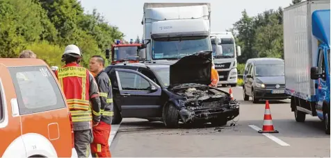  ?? Foto: Pöppel ?? Die drei Insassen dieses Autos wurden gestern bei einem Unfall auf der A 96 verletzt. Der Verkehr auf der Autobahn war stundenlan­g behindert.