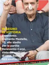  ??  ?? IN SEGNO DI VITTORIA Benevento. Clemente Mastella, 70, allo stadio per la partita Benevento-Carpi, vinta dai padroni di casa. Sotto, la loro esultanza.