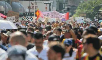  ?? ?? CIFRAS. La Universida­d dice que salieron 145 mil a las calles; Protección Civil señala 38 mil.