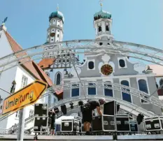  ??  ?? Der Aufbau für die große Bühne vor der Kirche St. Ulrich hat begonnnen. Am Donnerstag beginnt das dreitägige Stadtfest in Augsburg. Foto: Silvio Wyszengrad