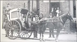  ??  ?? Hinckley’s Hansom Cab pictured outside Hinckley’s Railway Hotel.