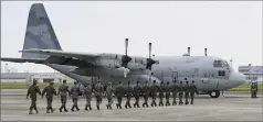  ?? (Photo MaxPPP/Kyodo) ?? Le Japon avait envoyé dès mercredi un avion (ci-dessus avant son décollage de l’archipel) pour rapatrier ses citoyens.