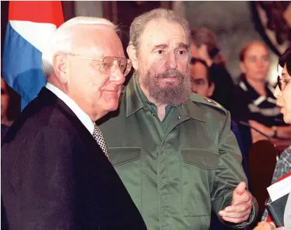  ?? AP FILES ?? Former Illinois Gov. George Ryan and then-Cuban President Fidel Castro pose for a photo in 1999 at the University of Havana.