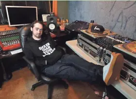  ?? MIKE DE SISTI / MILWAUKEE JOURNAL SENTINEL ?? Mo Pelman, a local electronic producer by the name of Moses, will play Sunday at the Jawbreaker Festival, two years to the date after he began cancer treatment. Pelman is seen in his Shorewood studio last month.