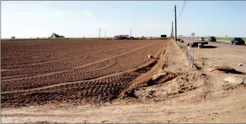  ?? PHOTO BY CESAR NEYOY/BAJO EL SOL ?? THE CITY OF SAN LUIS IS OFFERING TAX INCENTIVES OF THE DEVELOPMEN­T of a commercial complex that includes a hotel and restaurant at a 6-acre site (seen in the photo) at County 22nd Street and Highway 95.