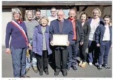  ??  ?? Les fidèles époux sont retournés à la mairie, 50 ans après.