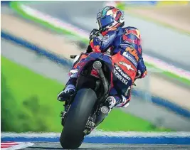  ?? MOTOGP.COM ?? Dani Pedrosa mira hacia atrás en el Red Bull Ring