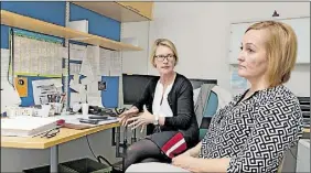  ?? Foto: KristoFFer Åberg ?? VIKTIG SERVICE. Katariina Borup (t.v.) och Mira Pajunen är nöjda med att östnylänni­ngarna nu har en palliativ poliklinik en dag i veckan. Av allt att döma utvidgas verksamhet­en i framtiden.