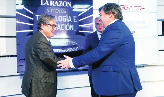  ?? ?? Carlos Tur saludando a Francisco Marhuenda antes de recibir el premio