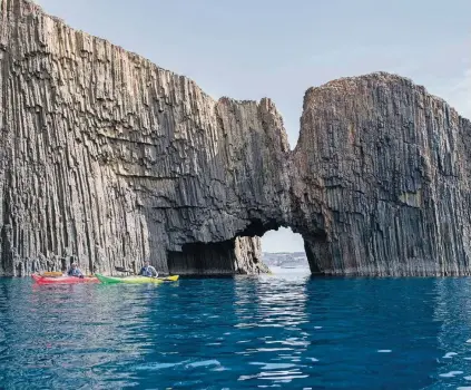  ??  ?? Wind, Wetter und Wellen der Ägäis haben die Felsen der Insel Milos auf besondere Weise bearbeitet.