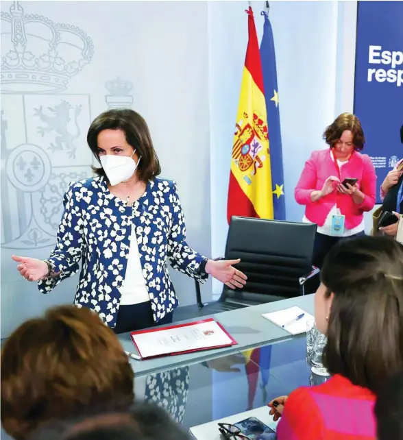  ?? EFE ?? La ministra de Defensa, Margarita Robles, habla con los periodista­s tras la rueda de prensa