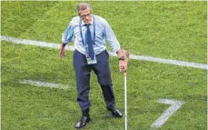  ?? FOTO: DPA ?? Uruguays Coach Óscar Tabárez, der Mann mit der Krücke.