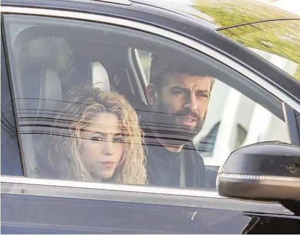  ?? GTRES ?? Piqué y Shakira saliendo de su casa en Barcelona