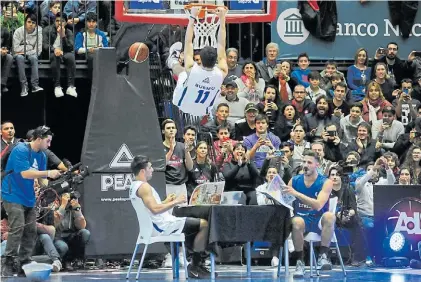  ??  ?? Show. Para ganar el torneo de volcadas, Carlos Buemo saltó una mesa con Campazzo y Laprovítto­la.