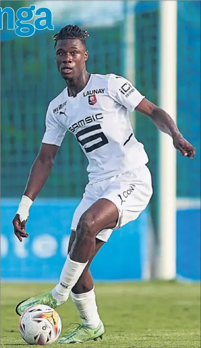  ??  ?? Camavinga conduce el balón durante un partido del Rennes.