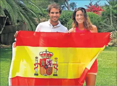  ??  ?? JUNTOS. Nadal y Muguruza posan con una bandera de España en una foto publicada por Garbiñe.