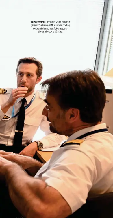  ??  ?? Tour de contrôle. Benjamin Smith, directeur général d’Air France-KLM, assiste au briefing de départ d’un vol vers Tokyo avec des pilotes à Roissy, le 20 mars.