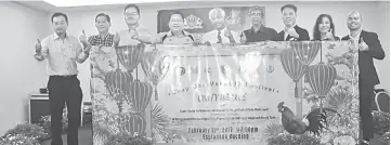  ??  ?? Abdul Wahap (centre), organising committee chairman Datuk Wee Hong Seng (fourth left) and others giving the thumbs-up to the festival.