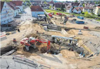  ?? FOTO: GUDIO WOHNHAS ?? Auf der Baustelle bietet sich zur Zeit ein Bild mit mehreren großen Löchern. Komplett verschwund­en ist die alte Brücke.