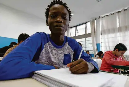  ?? Rivaldo Gomes/Folhapress ?? O angolano Antonio Nsona Senga, 12 anos, aluno da Escola Estadual Eduardo Prado, no Brás (região central); seis em cada dez estudantes da unidade são estrangeir­os, o que cria ambiente menos favorável ao bullying