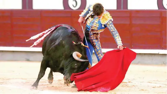  ?? JESÚS G. FERIA ?? Roca Rey, ayer en Las Ventas, da un pase a uno de Victoriano