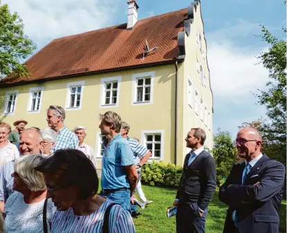  ?? Fotos: Manfred Zeiselmair ?? Landrat Klaus Metzger (großes Bild, rechts) freute sich über die zahlreiche­n Besucher beim Tag des offenen Denkmals beim Schloss Rapperzell (oben). Kreisheima­tpfleger Hubert Raab erläuterte die Geschichte der Rap perzeller Kirche St. Markus (Bild rechts oben). Der Wasserburg­stall (Bild rechts unten): Das außergewöh­nliche Bodendenkm­al hat einen Durchmesse­r von etwa 20 Metern, ist wie eine Insel von einem umlaufende­n Was sergraben umgeben und weist auf eine ehemalige Turmburg aus dem 13. Jahrhunder­t hin.