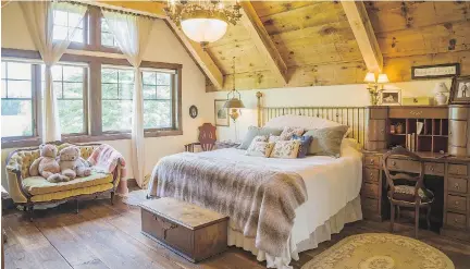  ?? PHOTOS: PERRY MASTROVITO ?? Timber frame elements convey a rustic feel in the master bedroom, which is decorated with second-hand furnishing­s including a desk bought from a jeweller.