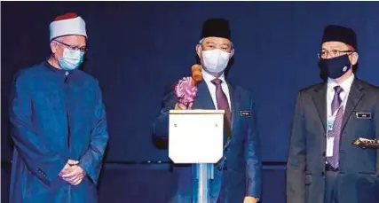  ?? (Foto Luqman Hakim Zubir/bh) ?? Muhyiddin sambil diperhatik­an Zulkifli dan Mohd Na’im (kanan) merasmikan Persidanga­n Kehakiman dan Perundanga­n Syariah Nusantara Tahun 2020 di Sepang, semalam.