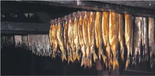  ??  ?? Cette photo du Fumoir d’Antan montre le boucanage du hareng, une pratique traditionn­elle aux Îles-de-la-Madeleine.