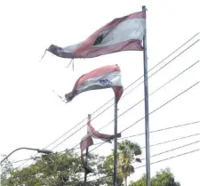  ??  ?? Banderas de Asunción y de Paraguay destrozada­s y sucias.