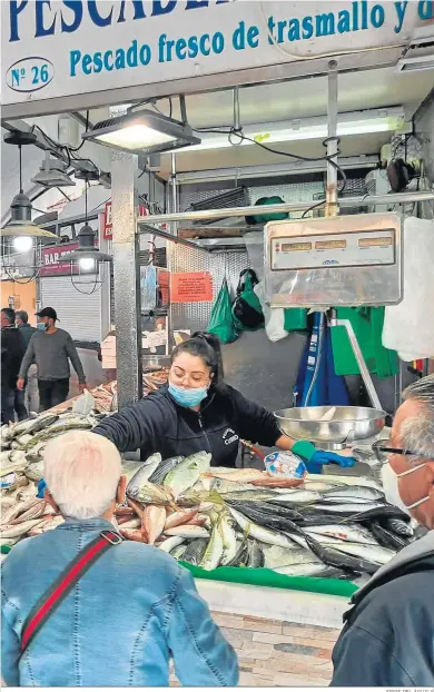  ?? JORGE DEL ÁGUILA ?? Pescadería del mercado Ingeniero Torroja de Algeciras.