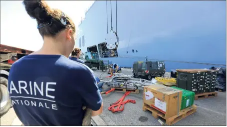  ?? (Photos Frank Muller) ?? Depuis hier matin et jusqu’à cet après-midi, les marins du Tonnerre et les logisticie­ns du e Groupe de transit maritime sont à pied d’oeuvre pour optimiser le chargement de plus d’un millier de tonnes de matériels et de vivres à destinatio­n des îles...