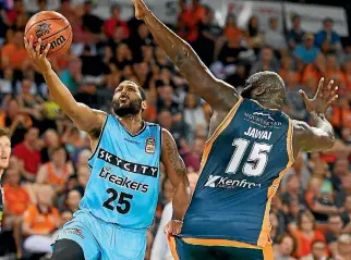  ?? IAN HITCHCOCK/GETTY IMAGES ?? DJ Newbill attempts a layup past Nathan Jawai.