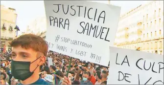  ??  ?? Pedro Sánchez, presidente del gobierno español. Esta semana, miles de ciudadanos marcharon pidiendo justicia por el brutal crimen homofóbico de Samuel Luiz Muñiz.