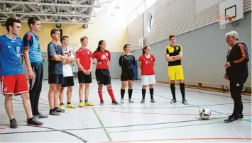  ?? Foto: Benjamin Sigmund ?? Gut zuhören: Reimund Schwab (rechts) betreut bei der Aktion des Descartes Gymnasiums den Aufbaulehr­gang. Schüler können sich dabei zum Fußballtra­iner ausbilden lassen.