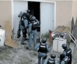  ?? Photo: Guardia Civil ?? Officers gain entry to one of the properties