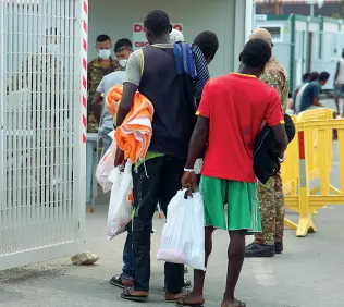  ??  ?? HotspotA Taranto negli anni scorsi si è registrato un grande flusso di migranti accolti in porto