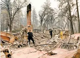  ?? JOSH EDELSON/GETTY-AFP ?? Alameda County Sheriff Coroner officers comb a burned home in Paradise, Calif., for signs of human remains on Monday.