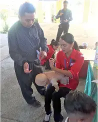  ??  ?? STAF IPGKT, Hamli Saleh (kiri) sedang menerima tunjuk cara simulasi merawat bayi tercekik dari seorang pelajar PISMP PAKK, Bange Deria Derid Sedin (kanan).