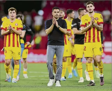  ?? FOTO: GETTY ?? Míchel, técnico del Girona, y sus jugadores aplauden a los aficionado­s tras su gran victoria ante un rival directo