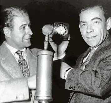  ?? Foto: dpa ?? Die Entertaine­r und Schauspiel­er Hans Joachim Kulenkampf­f (links) und Peter Frankenfel­d gehörten zu den Pionieren der deut schen Fernsehunt­erhaltung.