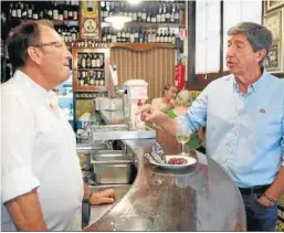  ?? ?? Juan Marín conversa con Manolo Cateca en su taberna.