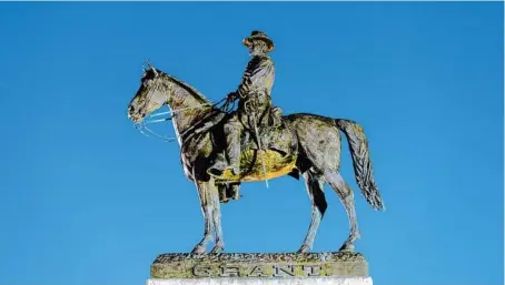  ?? JOHN J. KIM / CHICAGO TRIBUNE PHOTOS ?? The Ulysses S. Grant Monument in Chicago’s Lincoln Park on Wednesday.