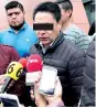  ??  ?? El exlíder sindical salió del Centro de Justicia Penal nuevamente escoltado por maestros y amigos.