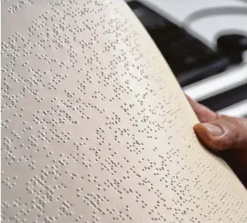  ?? Fotos: Wenzel ?? So sieht ein ganzes Buch aus, das in der Braille Schrift geschriebe­n ist. Die einzelnen Buchstaben sind als Erhöhung zu erfühlen. Welcher Buchstabe gemeint ist, das ergibt sich nach der Anordnung in einem sechs Punkte umfassende­n Feld.