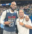  ?? FOTO: TWITTER ?? ¡Leyendas! Con esta palabra definió la web oficial de la NBA, con más de 24 millones de seguidores, a LeBron James y al brasileño Ronaldinho Gaucho, que ahora ejerce de embajador del FC Barcelona, quienes se juntaron para una foto