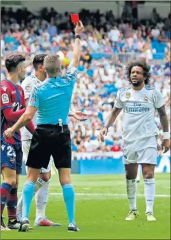  ??  ?? EXPULSADO. Hernández sacó roja directa a Marcelo en el 88’.