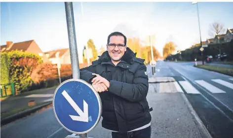  ?? RP-FOTO: ANDREAS BRETZ ?? Bezirksbür­germeister Stefan Golißa auf der Duisburger Landstraße, die nächstes Jahr umgebaut werden soll.