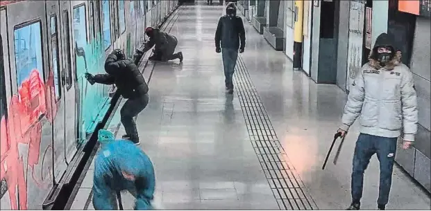  ?? TMB
/ ARCHIVO ?? Acciones anteriores Una imagen de TMB muestra como el fenómeno de los grafiteros viene de lejos. En este caso un grupo irrumpe en una estación de metro ataviado con capuchas y barras de hierro.